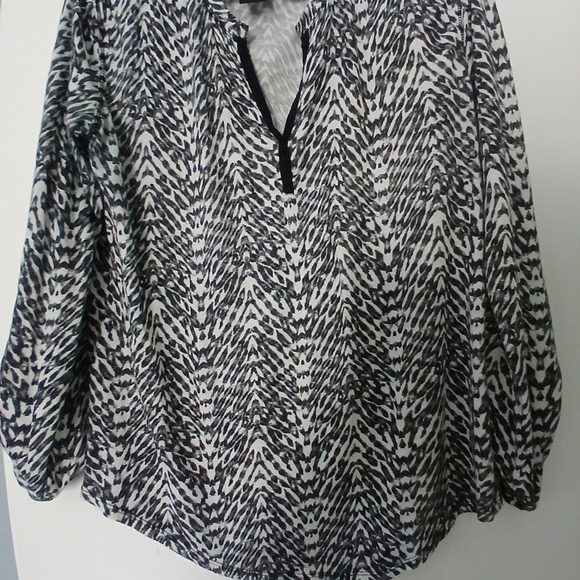 Black and White Patterned Women's Top Size LG.  FROM SMOKE FREE HOME - Picture 1 of 8